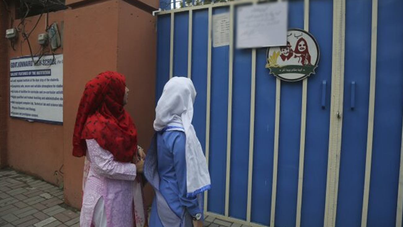 سیالکوٹ: سیلاب متاثرہ 26 سکول مزید دو روز بند رہیں گے سیالکوٹ میں سیلاب سے متاثر ہونے والے 26 سرکاری سکول مزید 2 دو روز بند رہیں گے۔