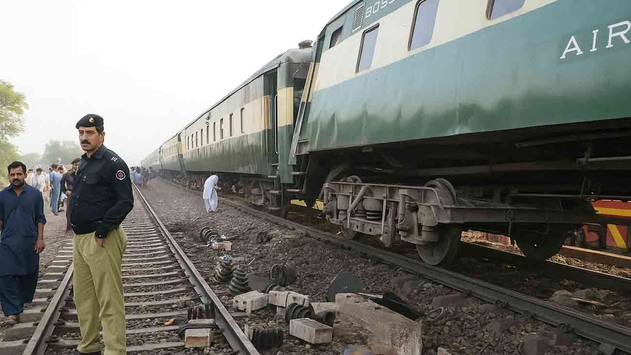 رینالہ خورد میں خوفناک ٹرین حادثہ، اسسٹنٹ ڈرائیور جاں بحق Train accident Renala Khurd