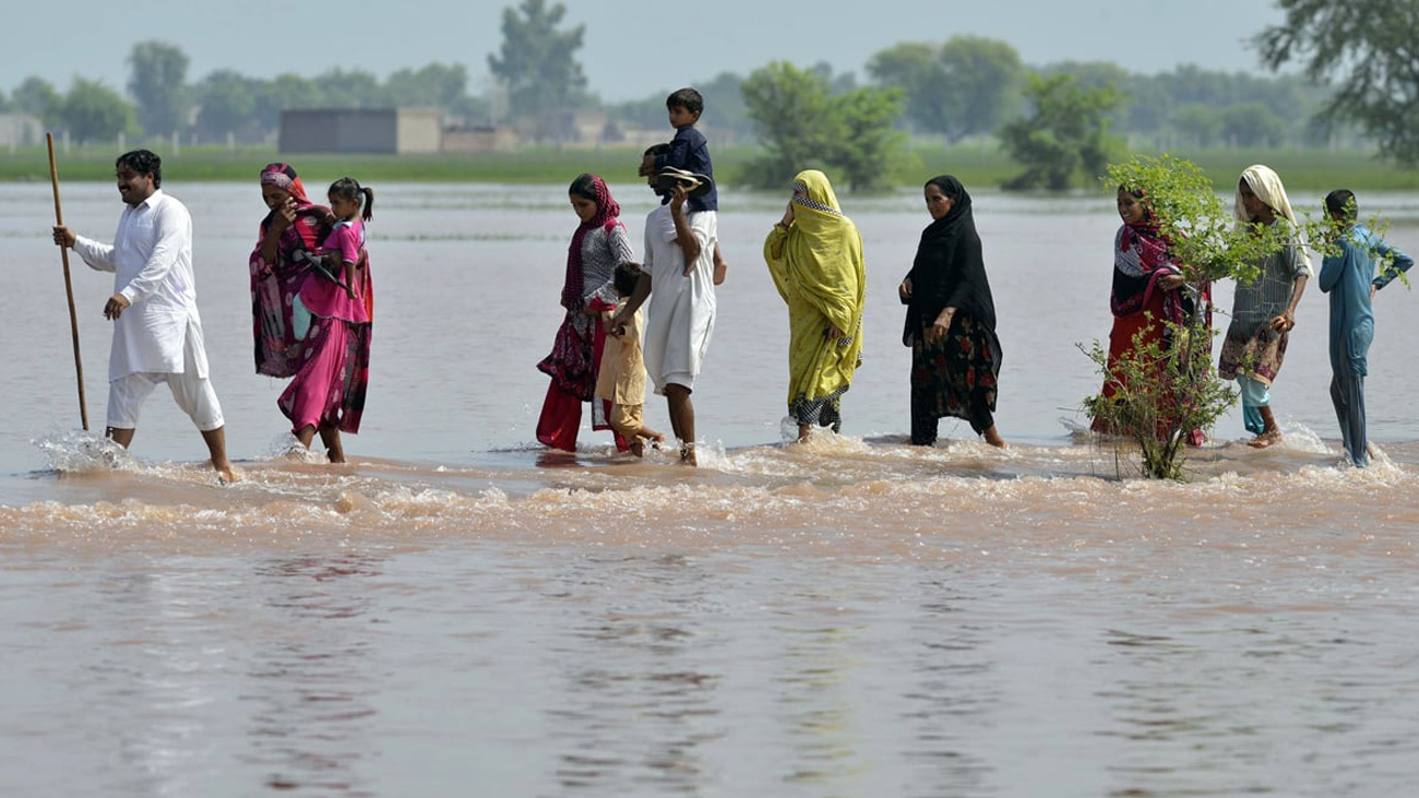  جنوبی پنجاب کے شہر شجاع آباد کے قریب دریائے چناب کا بند ٹوٹ گیا، سیلابی پانی پانی آبادیوں میں داخل ہو گیا۔