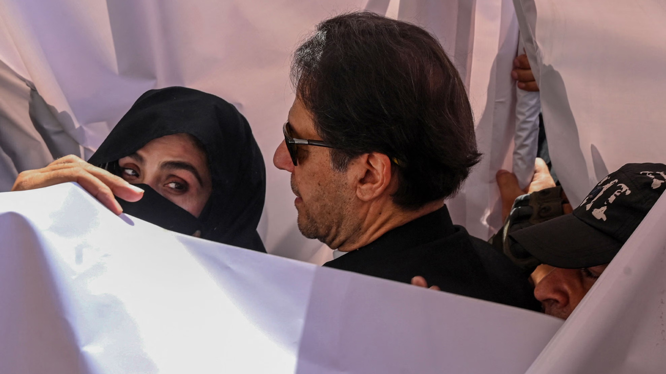 بانی پی ٹی آئی عمران خان اور ان کی اہلیہ بشریٰ بی بی نے توشہ خانہ ٹو کیس کا ٹرائل رکوانے اور اپیل کی جلد سماعت کے لیے اسلام آباد ہائیکورٹ میں درخواست دائر کردی۔