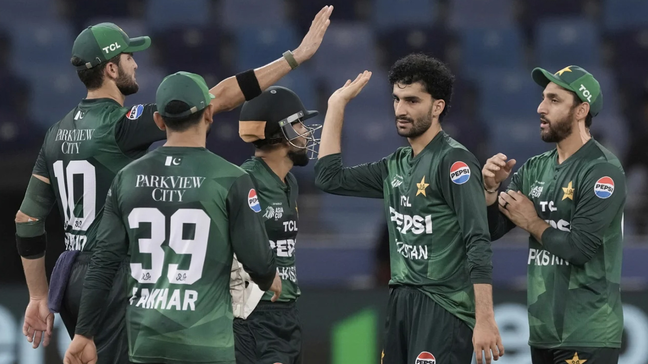 ایشیا کپ: پاکستان نے عمان کو ہرا کر پہلی فتح سمیٹ لی ایشیا کپ کے چوتھے میچ میں پاکستان نے عمان کو93 رنز سے ہرا کر پہلی فتح اپنے نام کر لی۔