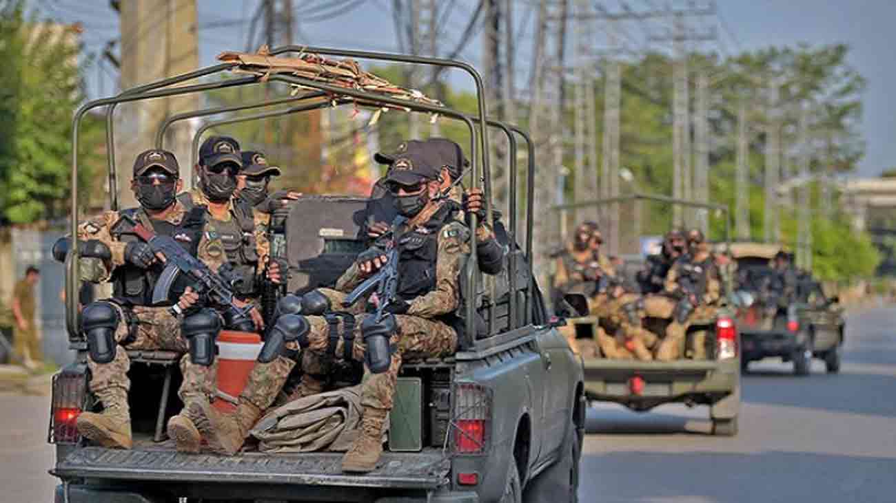 سیکورٹی فورسز کے آپریشنز، 35 خوارج ہلاک، 12 جوان شہید خیبرپختونخوا میں سیکورٹی فورسز کے دہشت گردوں کے خلاف دو بڑے آپریشنز میں مجموعی طور پر 35 خوارج ہلاک