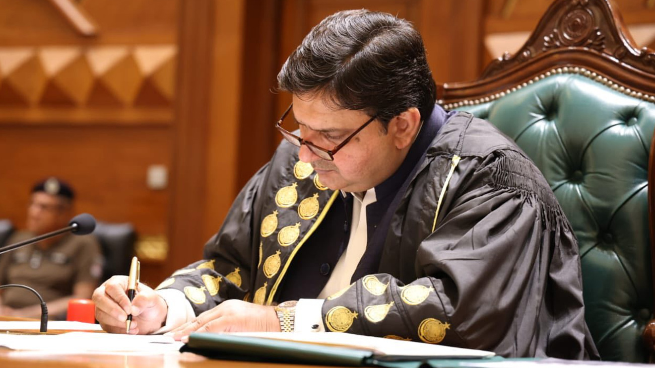 پنجاب: اپوزیشن کے 26 اراکین کی معطلی کا معاملہ، سپیکر نے اپنا فیصلہ سنا دیا سپیکر پنجاب اسمبلی نے اپوزیشن کی 26 ارکان کی معطلی کے معاملے پر رولنگ دے دی۔