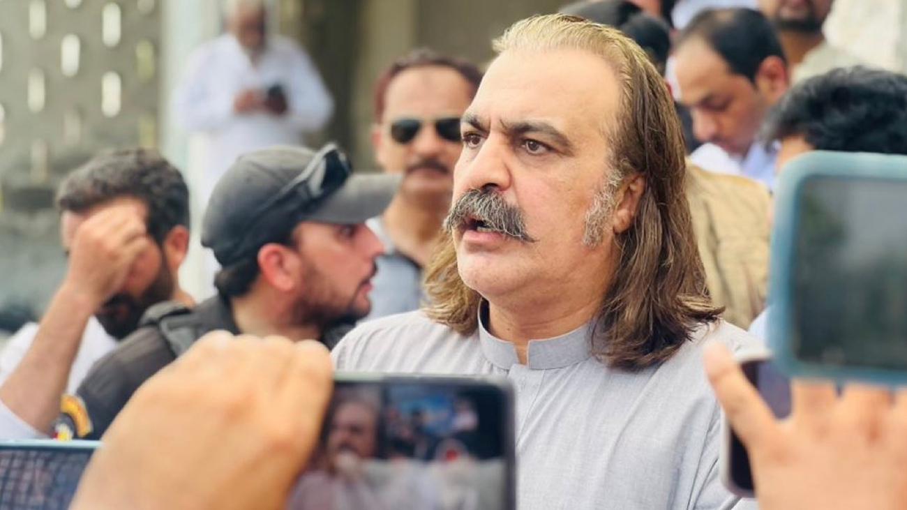  وزیراعلیٰ خیبرپختونخوا علی امین گنڈاپور نے کہا ہے کہ تحریک انصاف میں کچھ منافق لوگ موجود ہیں جو پارٹی کو کمزور کر رہے ہیں۔