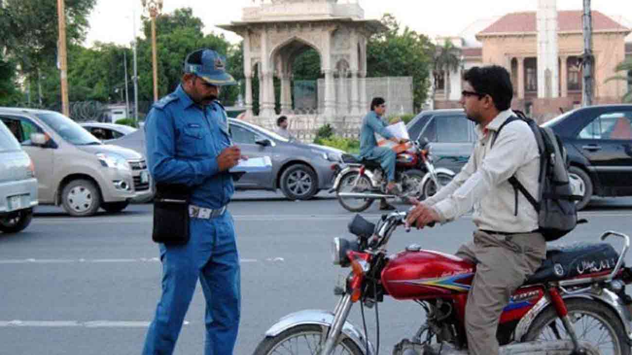 ٹریفک کی بار بار خلاف ورزیاں کرنے والوں کی گاڑیاں وموٹرسائیکلیں نیلام ہوں گی