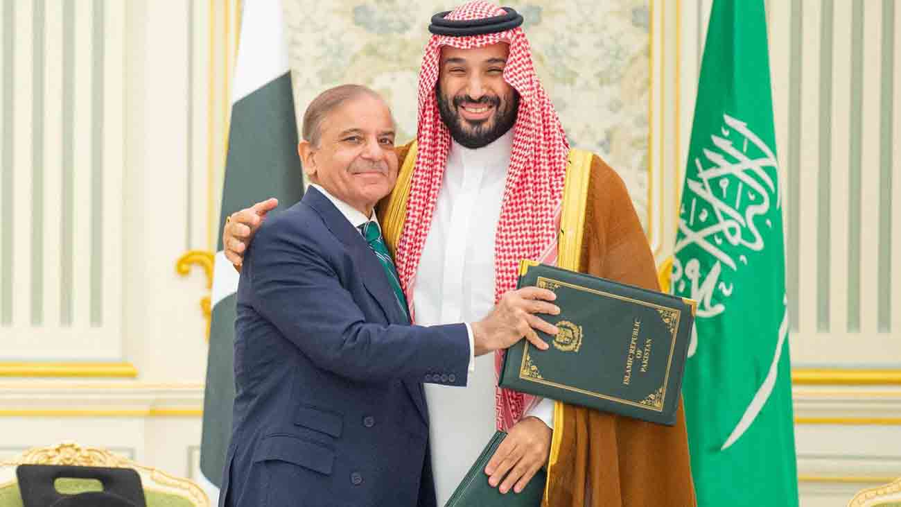 پاکستان اور سعودی عرب ایک دوسرے کے محافظ پاکستان اور سعودی عرب کے تعلقات نہ صرف دو دوستانہ ریاستوں کے تعلقات ہیں بلکہ برادرانہ، مذہبی اور اسٹریٹجک رشتے کی نمائندگی کرتے ہیں