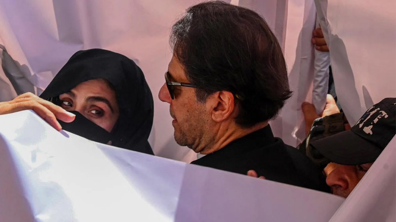 توشہ خانہ کیس: عمران خان اور اہلیہ کیخلاف استغاثہ کے گواہان کی شہادت مکمل بانی پی ٹی آئی عمران خان اور ان کی اہلیہ بشریٰ بی بی کے خلاف توشہ خانہ ٹو کیس میں استغاثہ کے گواہان کی شہادت مکمل ہو گئی۔