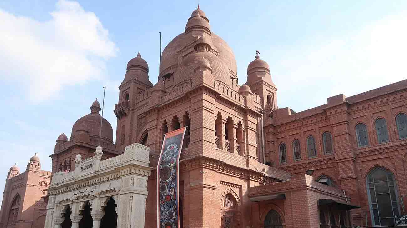 لاہور کے عجائب گھر کو ایک بڑے بحالی منصوبے کے تحت دو سال کے لیے بند کرنے کا فیصلہ کیا گیا ہے