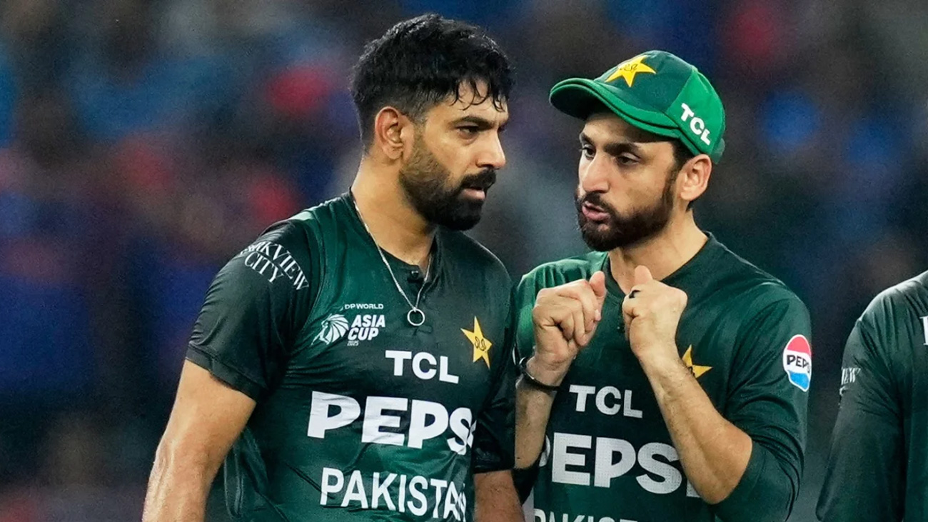  ایشیا کپ 2025 کے فائنل میں پاکستان ایک بار پھر فیصلہ کن موقع پر دباؤ برداشت نہ کر سکا اور بھارت کو ٹرافی تھما بیٹھا۔