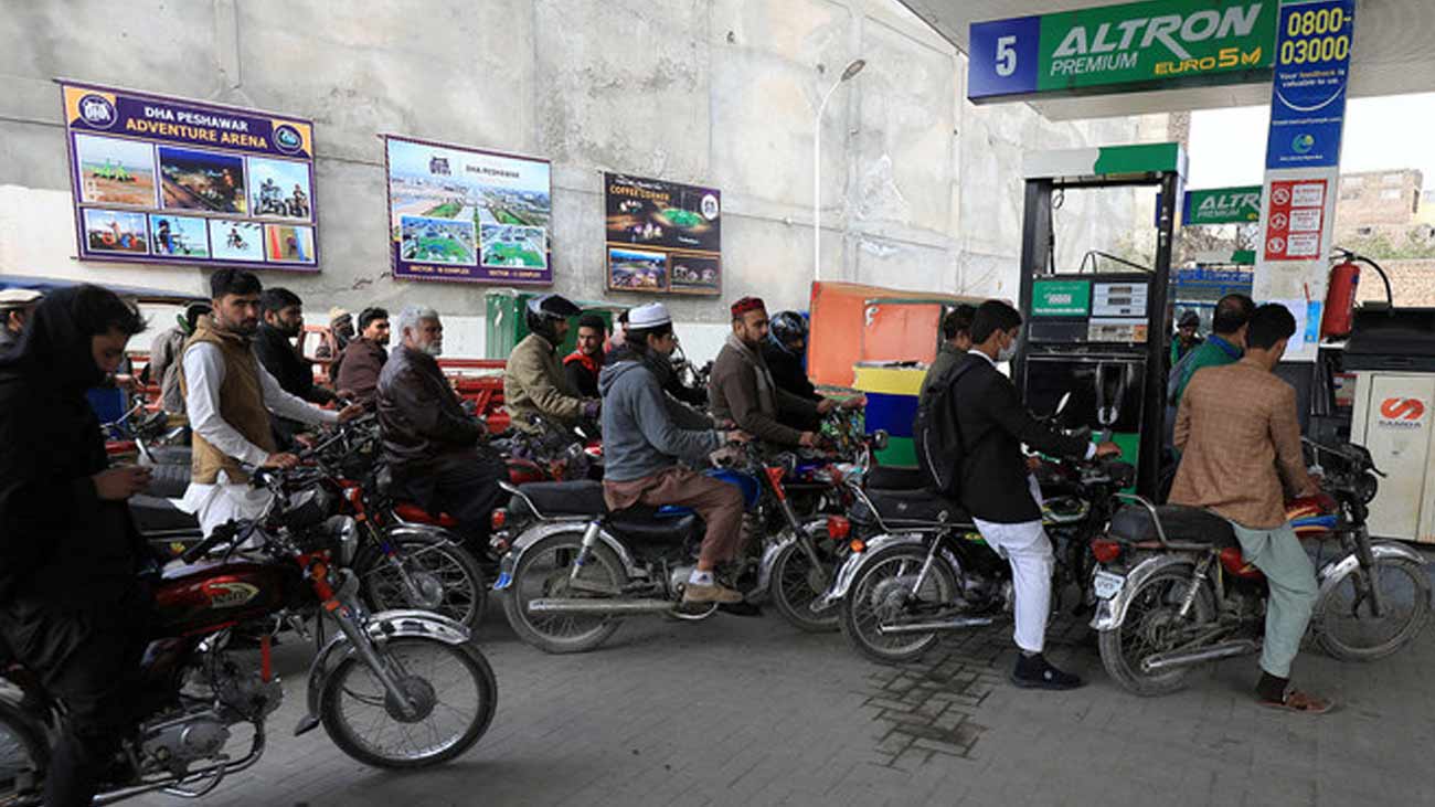 حکومت نے پٹرولیم مصنوعات کی قیمتوں بھاری اضافے کا فیصلہ کرتے ہوئے موٹرسائیکل سواروں کے لیے تین ماہ کی سبسڈی کا اعلان کر دیا۔