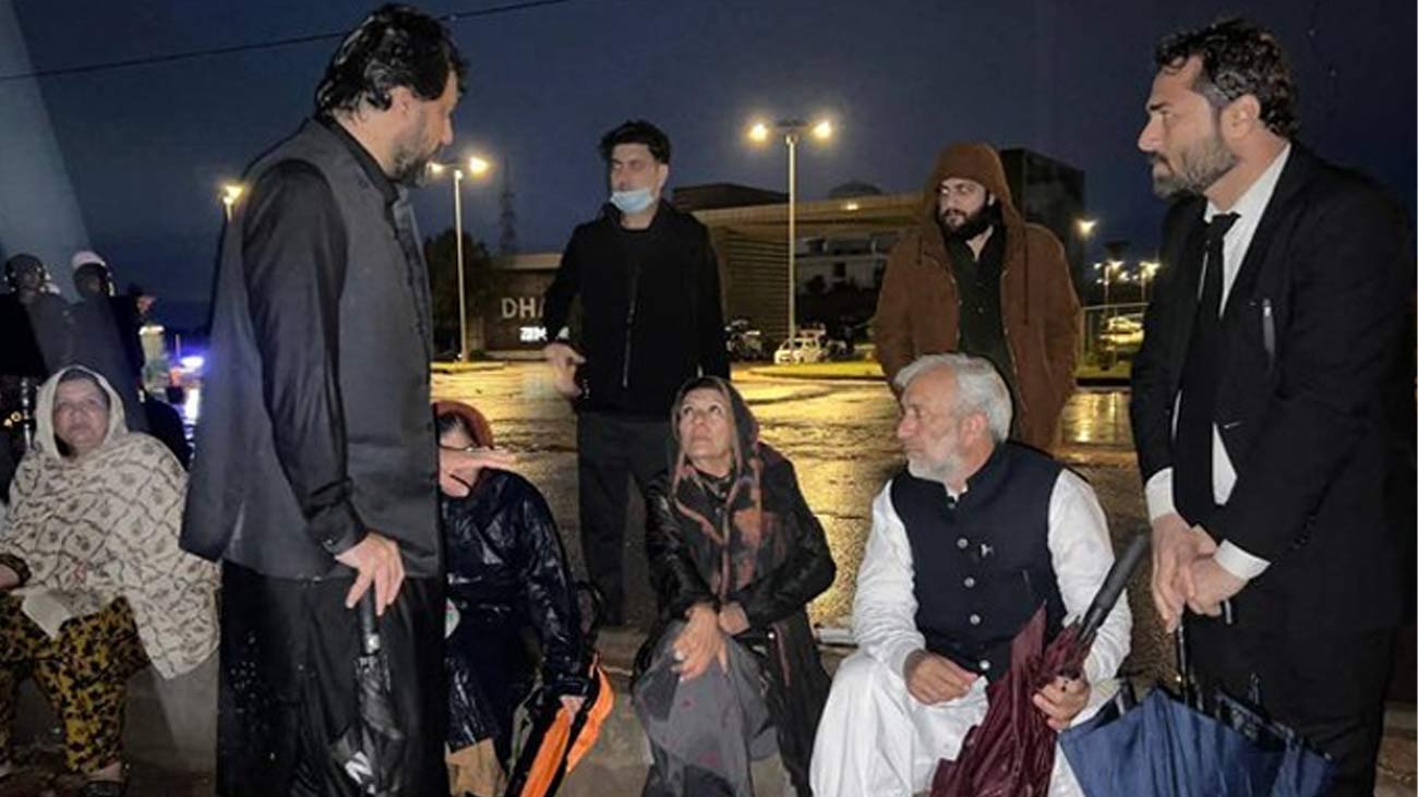 عمران خان کی بہنوں نے شاہد خٹک اور عارف مبین کو ڈانٹ پلا دی