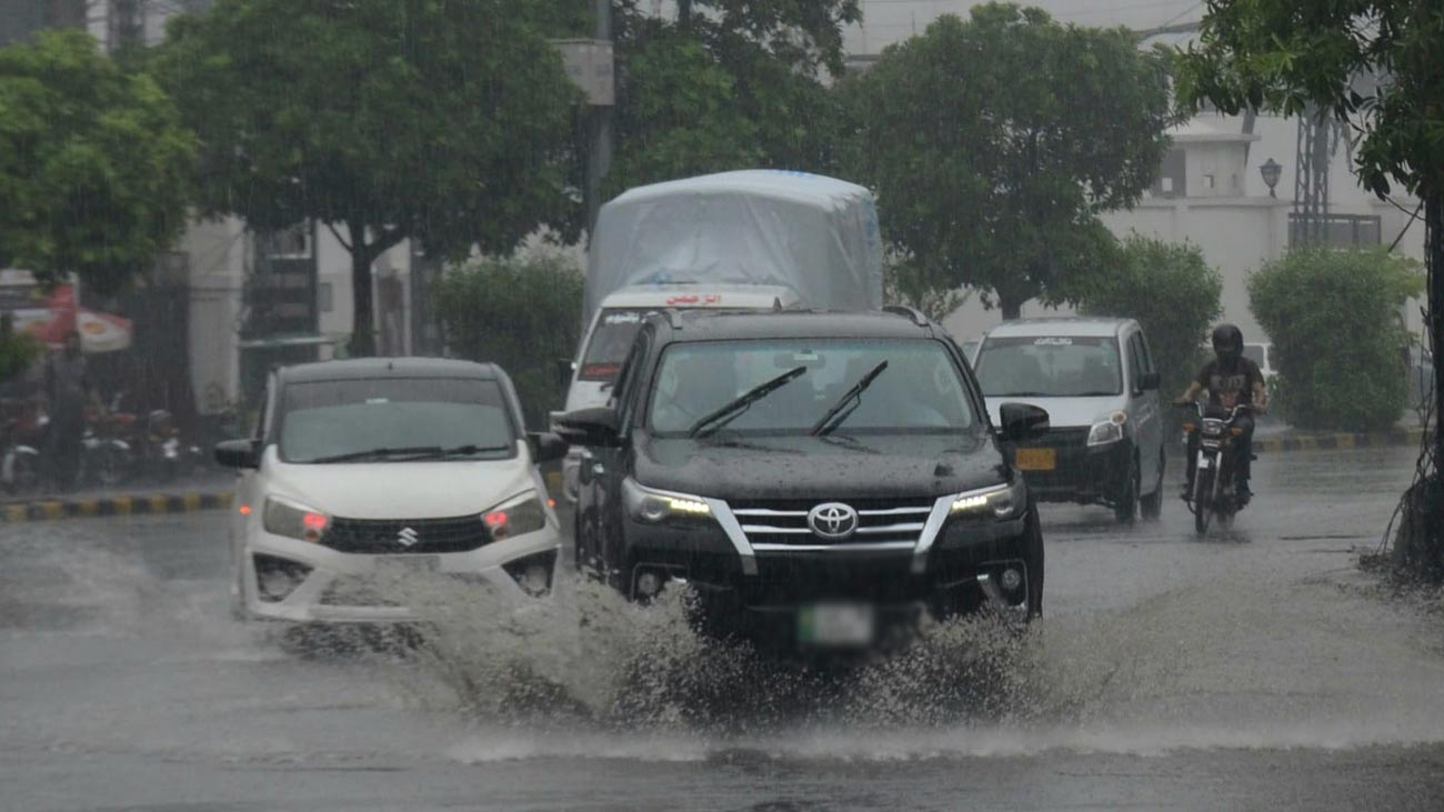 محکمہ موسمیات نے اگلے 12 سے 24 گھنٹوں کے دوران ملک کے مختلف علاقوں میں گرج چمک اور تیز ہواؤں کے ساتھ بارش اور ژالہ باری کی پیشگوئی کی ہے۔