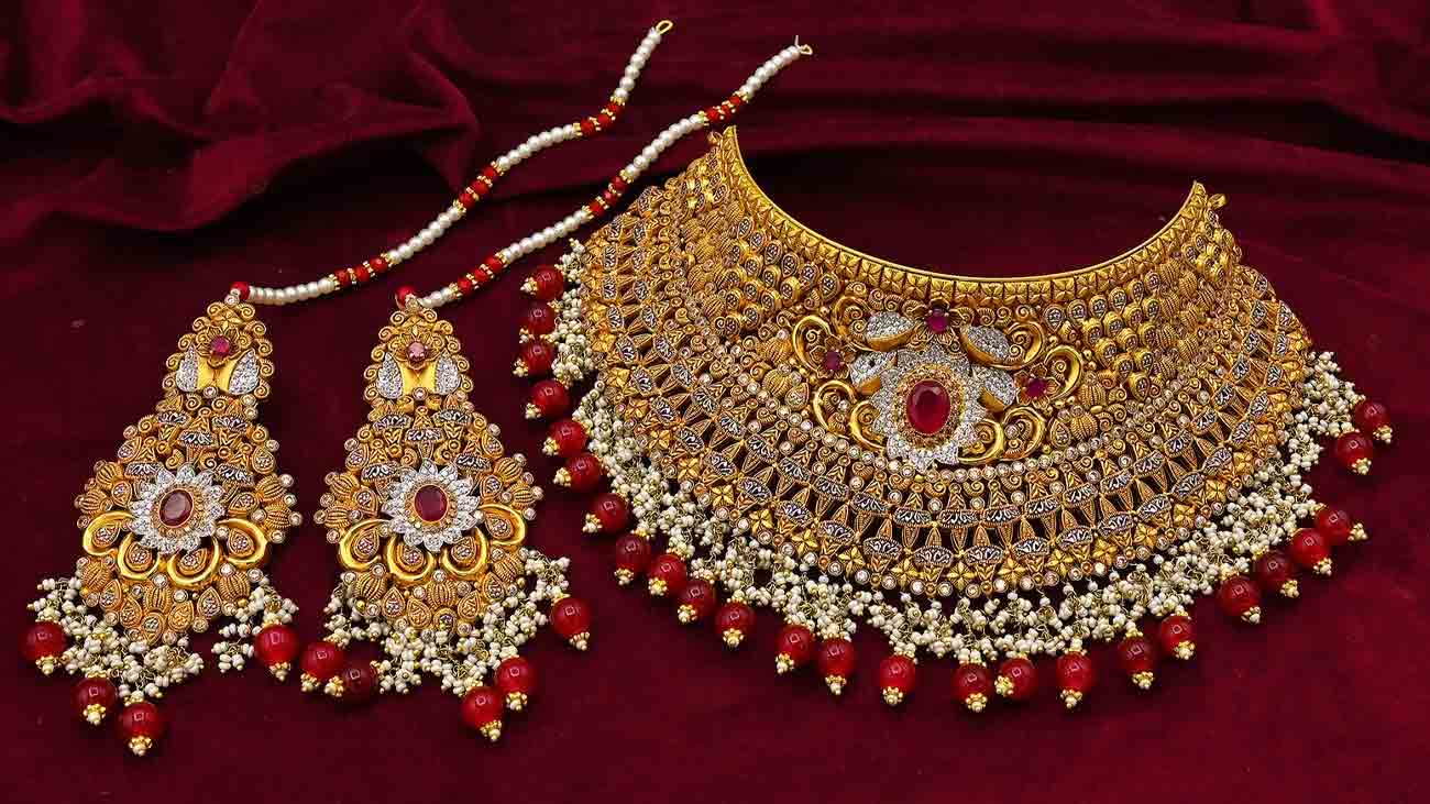 عالمی و ملکی صرافہ بازاروں میں سونے کی قیمتوں میں ایک بار پھر بڑا اضافہ ہو گیا۔