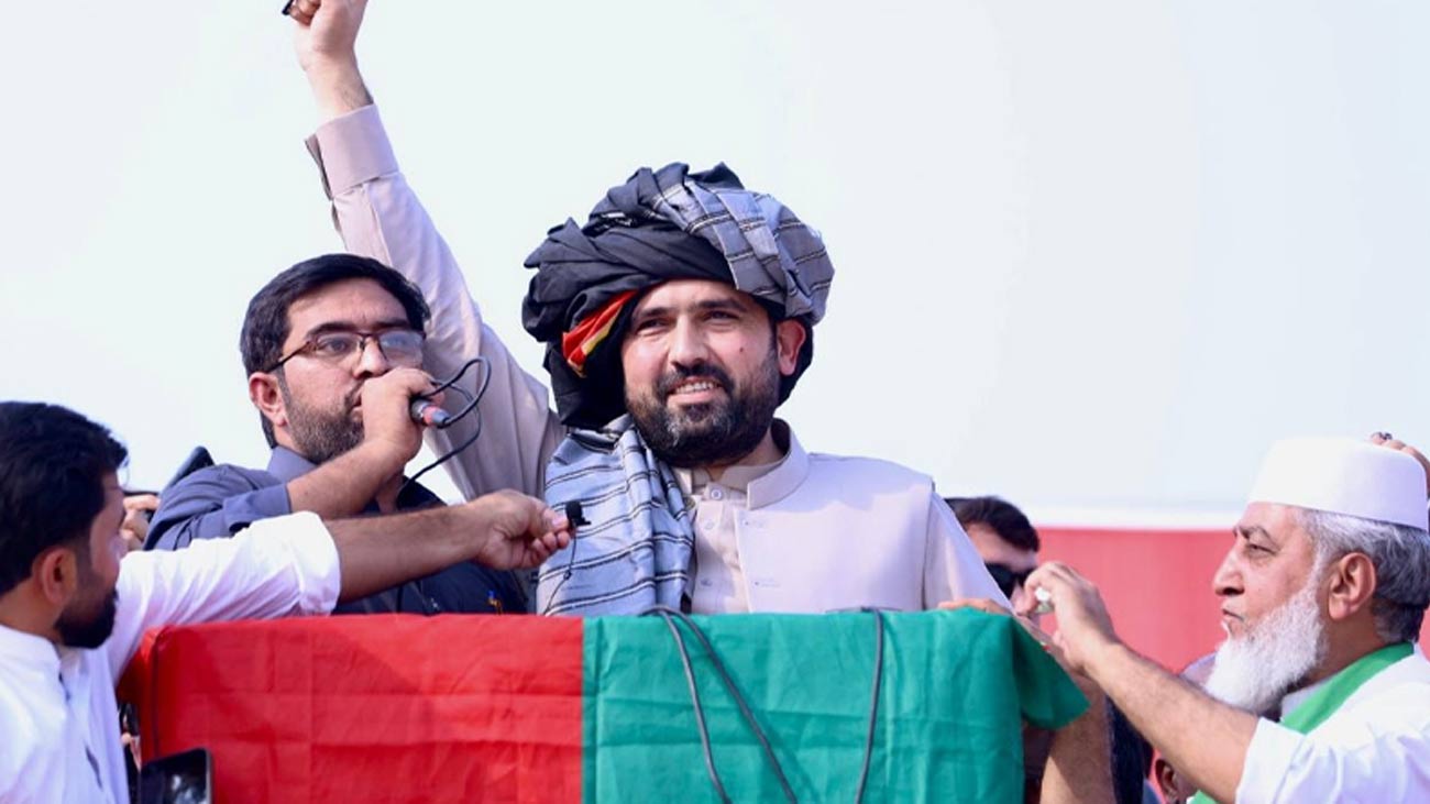 سہیل آفریدی تحریک انصاف کے جلسے میں نوجوان سے خطاب کرتے ہوئے