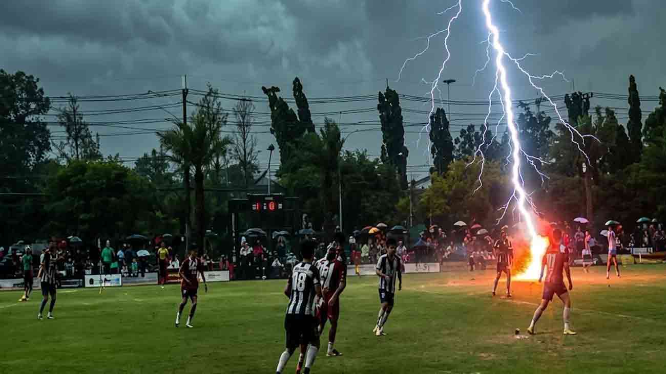 فٹبال میچ کے دوران آسمانی بجلی گرنے سے کھلاڑی جانبحق، 12 زخمی