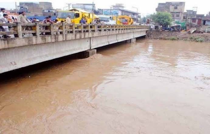 موسلادھار بارش کے بعد نالہ لئی میں پانی کی سطح خطرناک حد تک بلند