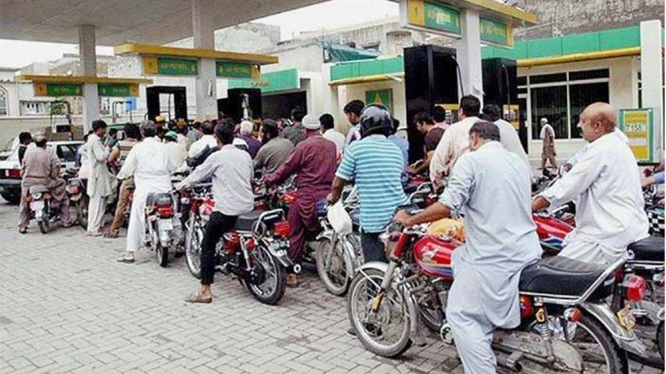 14 اگست پرعوام کو 5 لیٹر فری پٹرول دینے اعلان /فائل فوٹو