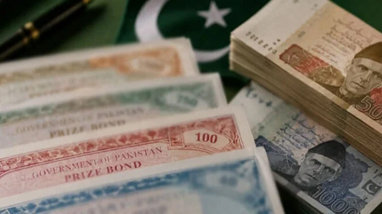 100 روپے کے پرائز بانڈ کی قرعہ اندازی/فائل فوٹو
