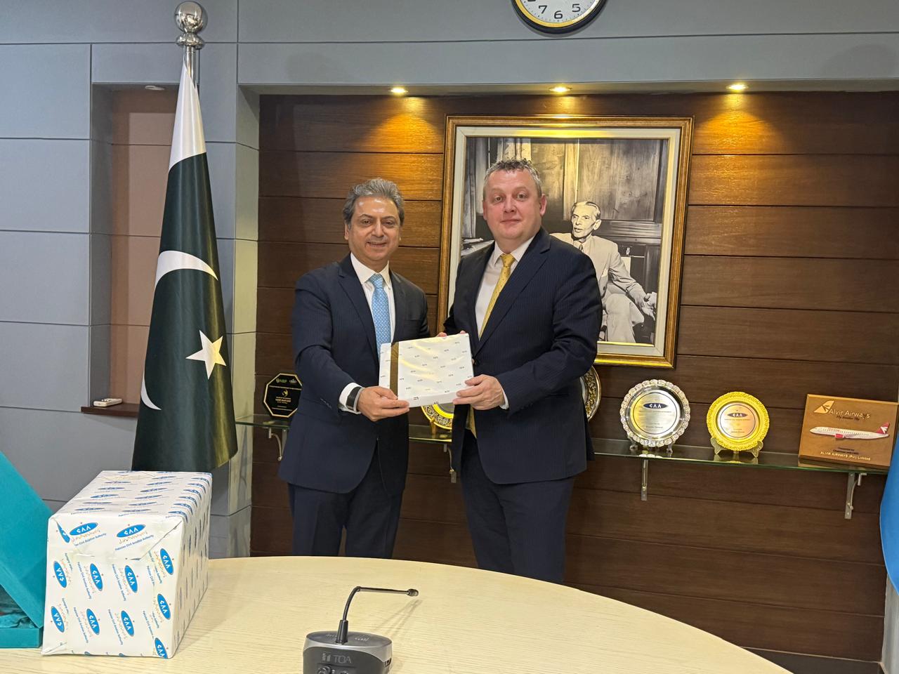 امریکی قونصل جنرل چارلس گڈمین کی سربراہی میں وفد نے سول ایوی ایشن ہیڈکوارٹرز کا دورہ /فائل فوٹو