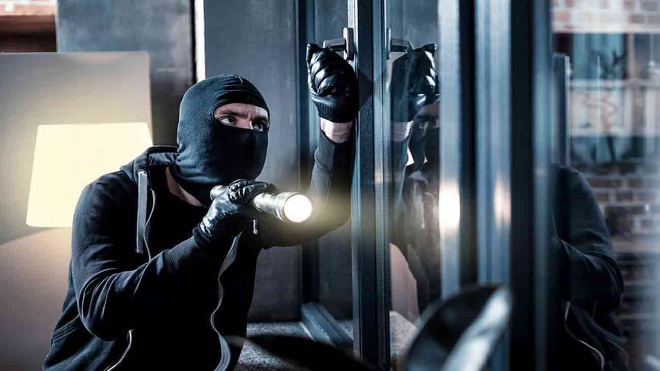 کراچی میں سنار کی دکان سے تجوری سمیت سونا اور نقدی غائب