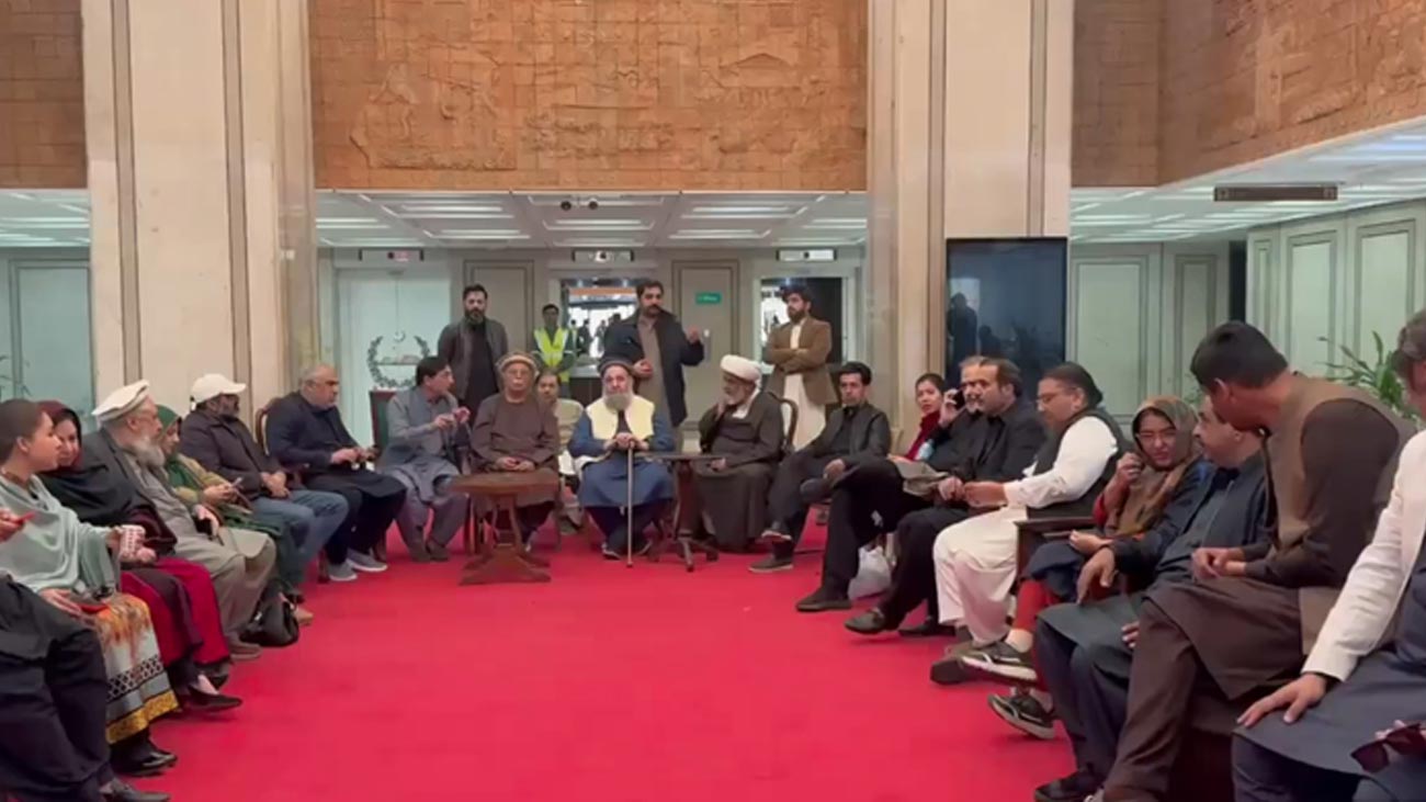 اپوزیشن کا عمران خان سے ملاقات تک دھرنا جاری رکھنے کا فیصلہ