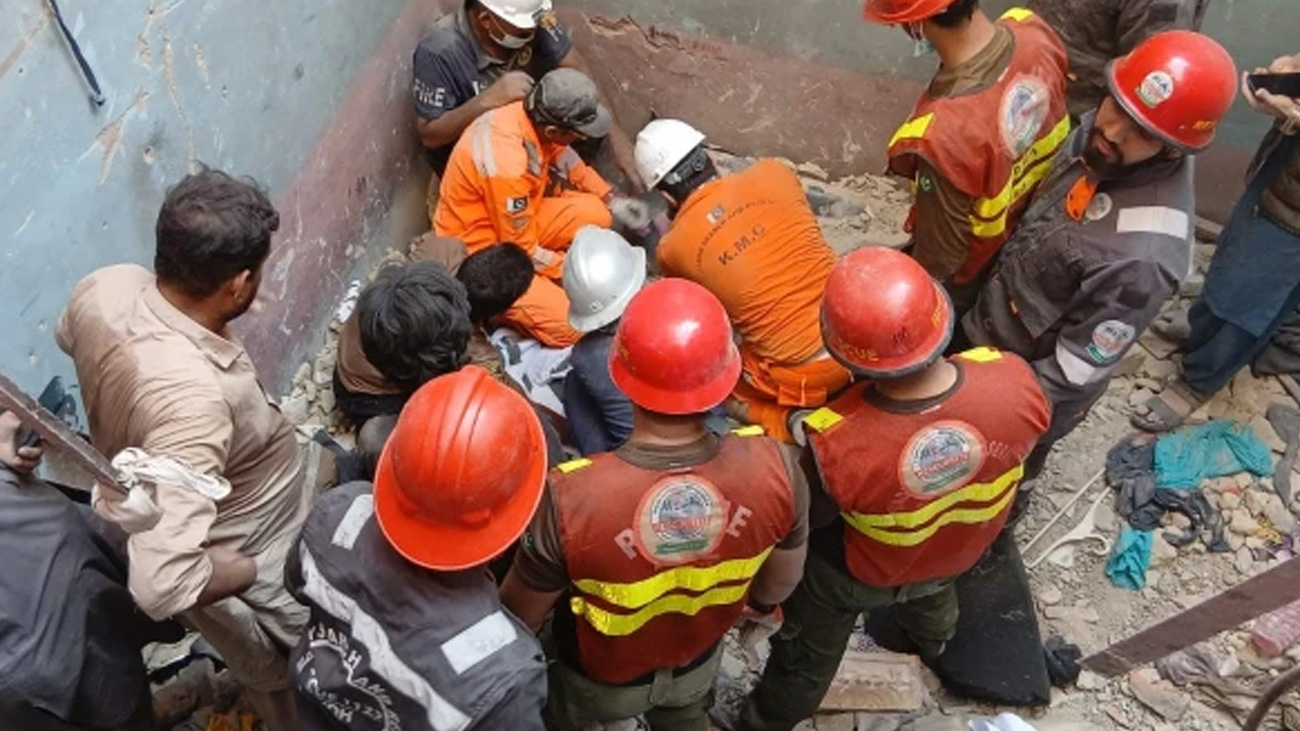 کراچی: رہائشی عمارت کی چھت گرگئی، 11 افراد جاں بحق