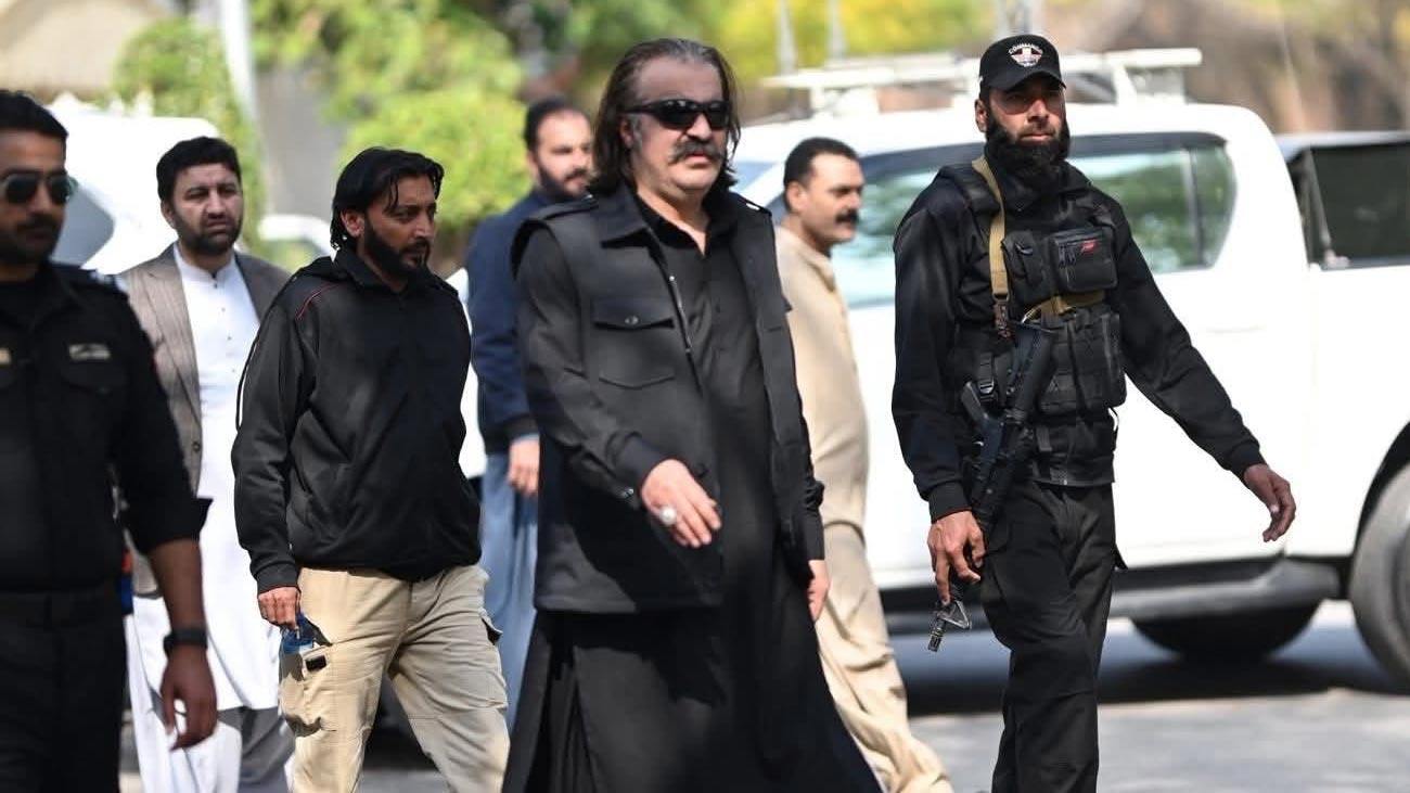 کے پی حکومت نے سابق وزیراعلی ٰ خیبرپختونخوا علی امین گنڈاپور سے وزیراعلیٰ کی تمام سکیورٹی واپس لے لی۔