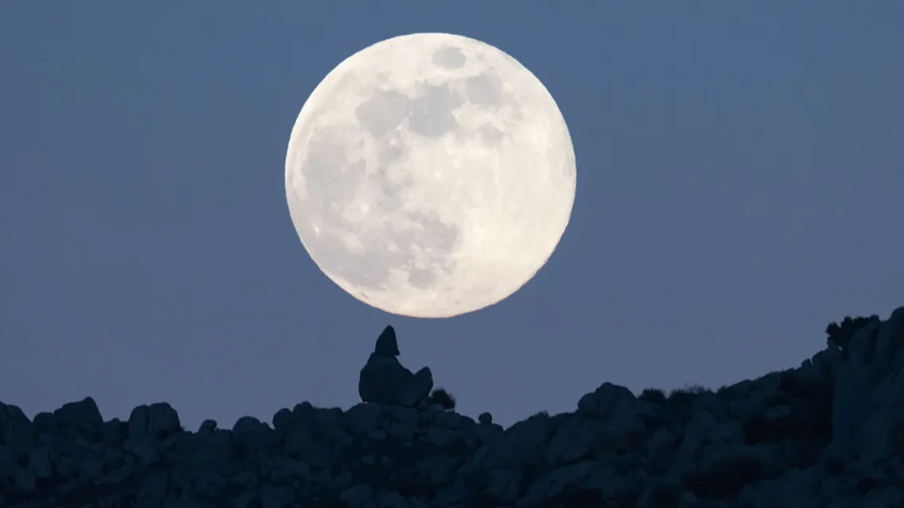 پاکستان سپیس اینڈ اپر ایٹماسفیئر ریسرچ کونسل (سپارکو) کی جانب سے بتایا گیا ہے کہ رواں سال 2026 کا پہلا سپر مون کل نظر آئے گا۔