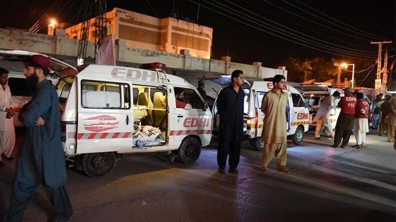 کراچی میں نئے سال کے دوسرے ہی روز مائی کلاچی پھاٹک کے قریب مین ہولز سے چار لاشیں برآمد ہوئی ہیں۔