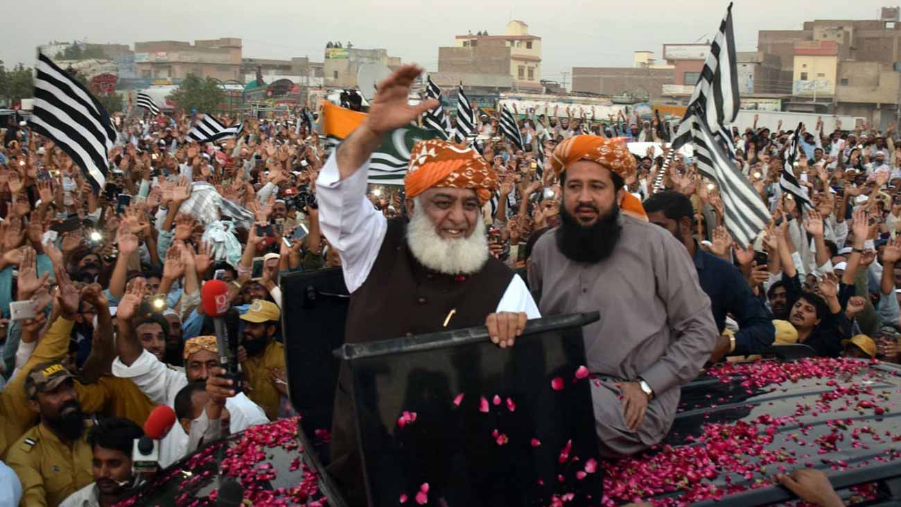 جمعیت علمائے اسلام (ف) نے مساجد و مدارس کی حکومتی پالیسیوں کے خلاف وفاقی دارالحکومت اسلام آباد میں بڑے احتجاجی مظاہرے کا عندیہ دے دیا۔