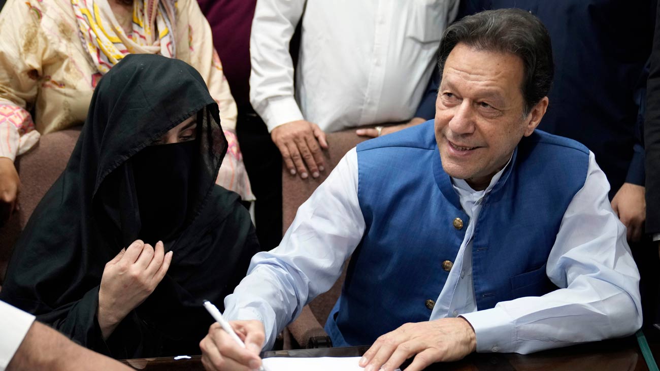 عمران خان اور بشریٰ بی بی کی ملاقات کرا دی گئی