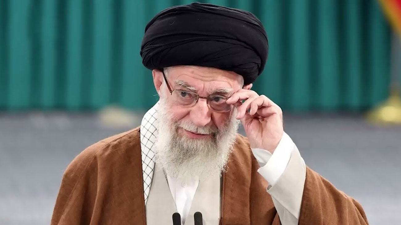 ایران کی قومی سلامتی سے متعلق پارلیمانی کمیشن نے خبردار کیا ہے کہ اگر سپریم لیڈر آیت اللہ خامنہ ای کو کسی بھی قسم کا نقصان پہنچایا گیا تو اسے پوری مسلم دنیا کے خلاف اعلانِ جنگ تصور کیا جائے گا۔