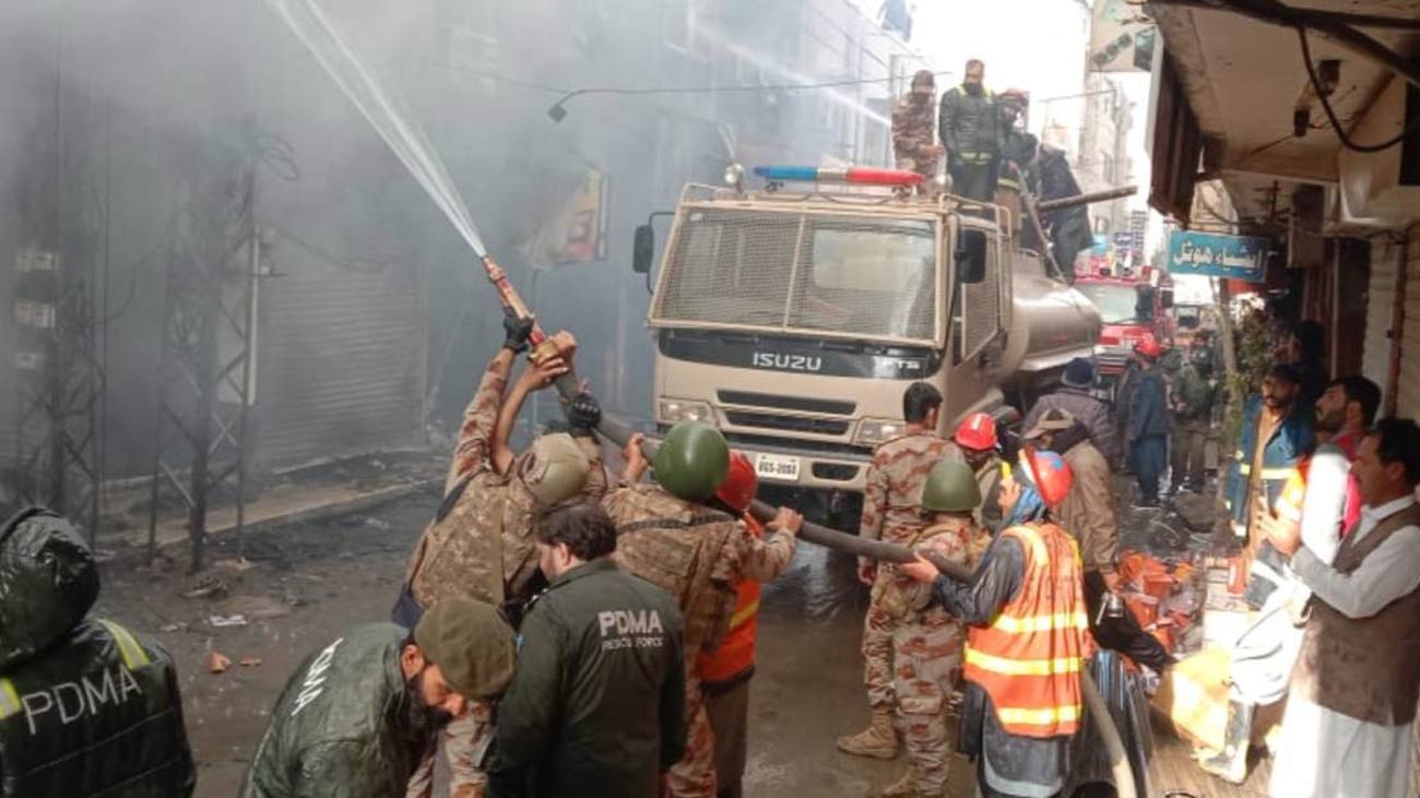 کوئٹہ کے علاقے پرنس روڈ پر لیاقت بازار میں 4 منزلہ اچکزئی پلازہ میں شدید آگ بھڑک اُٹھی جس سے اربوں روپے کا نقصان ہوا۔