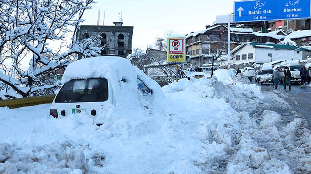 مری اور گلیات میں شدید برفباری، سیاحوں کا داخلہ بند