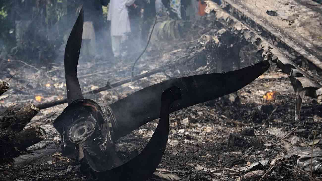 ویتنام میں فوجی طیارہ گر کر تباہ