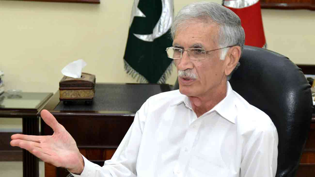 پرویز خٹک کی گاڑی کو موٹر وے پر حادثہ، معمولی چوٹیں آئیں