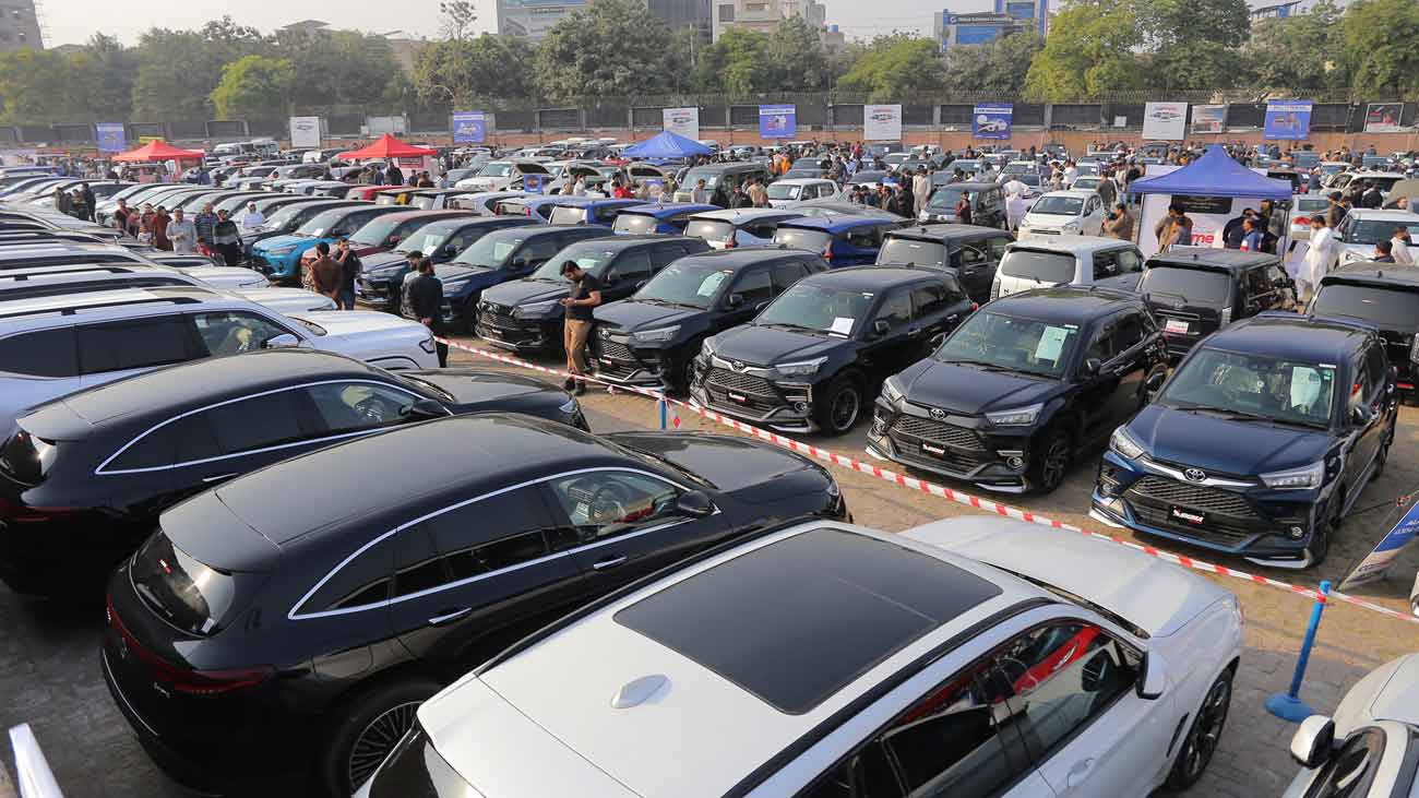 وفاقی حکومت نے استعمال شدہ گاڑیوں کی درآمد پر عائد اضافی ریگولیٹری ڈیوٹی میں کمی کر دی جس کے بعد کمرشل بنیادوں پر درآمد کی جانے والی استعمال شدہ گاڑیوں پر اضافی ریگولیٹری ڈیوٹی 40 فیصد سے کم کر کے 30 فیصد پر آگئی۔