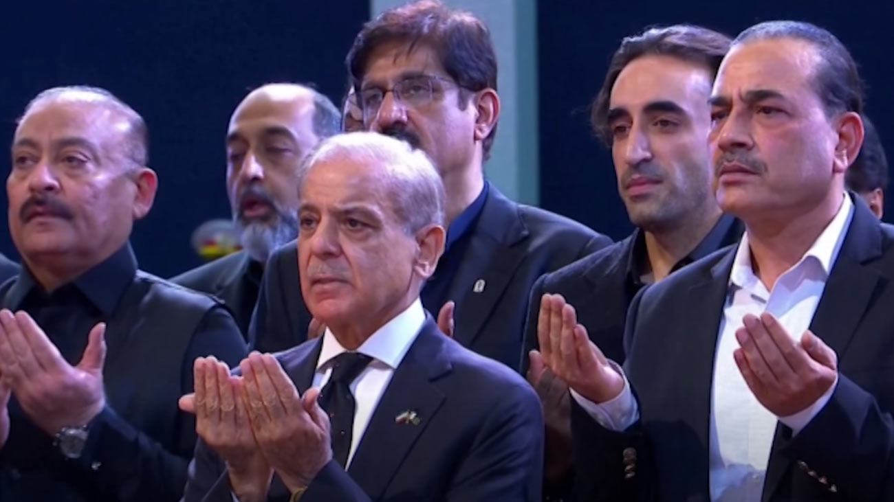 وزیراعظم شہباز شریف اور فیلڈ مارشل سید عاصم منیر نے شہید ایرانی سپریم لیڈر آیت اللہ خامنہ ای کے نماز جنازہ میں شرکت کی۔