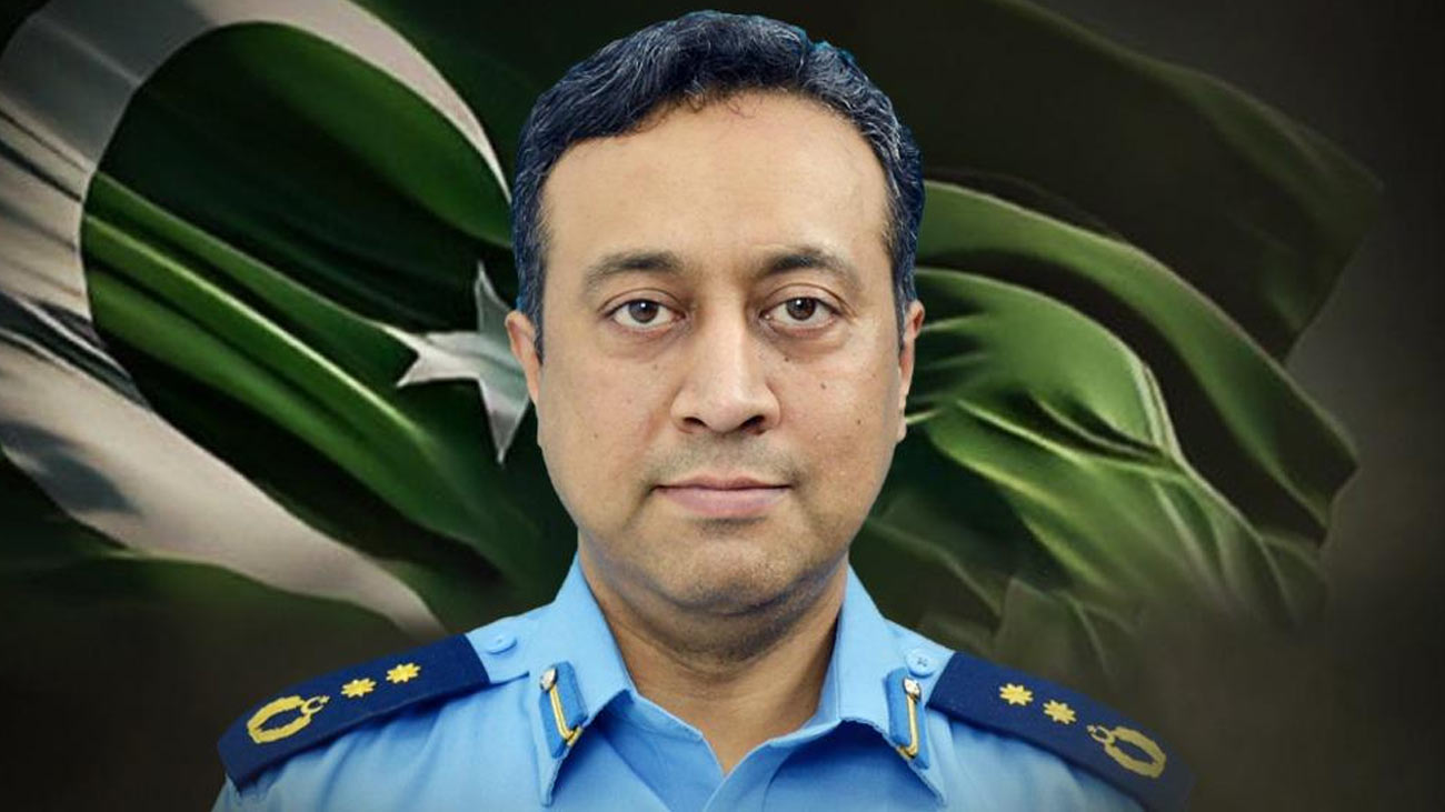 پاک فضائیہ کے بہادر گروپ کیپٹن عاصم خاتون کو بچاتے ہوئے جام شہادت نوش کر گئے۔