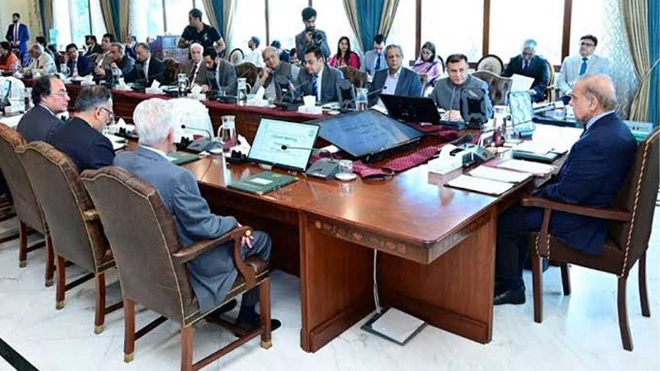 وفاقی کابینہ میں ردوبدل کی تیاریاں تیز کر دی گئیں، اہم وزارتوں میں تبدیلی کا امکان ظاہر کیا جا رہا ہے۔