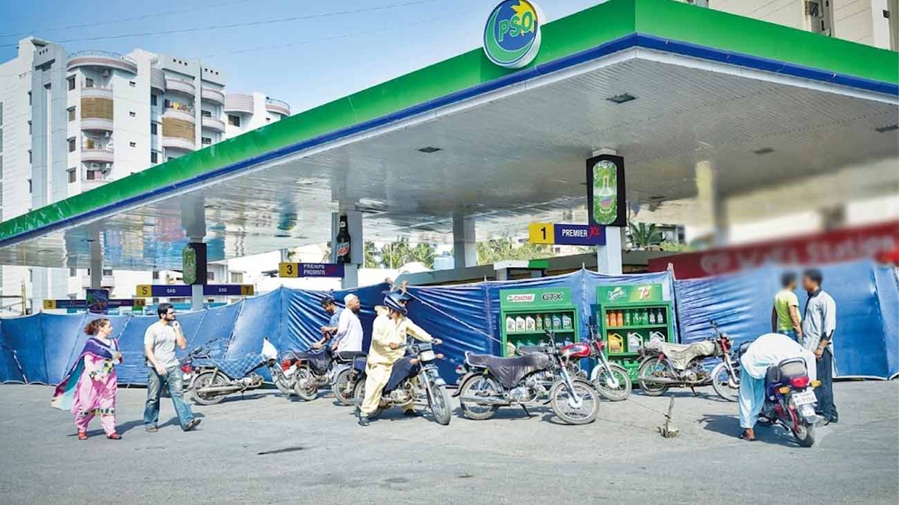 کراچی سمیت ملک کے مختلف شہروں میں پیٹرول اور ڈیزل کی قلت پیدا ہونے کا خدشہ پیدا ہو گیا۔