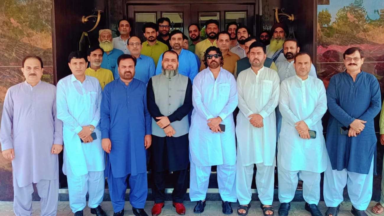 پنجاب یونیورسٹی کی مختلف منتخب اساتذہ اور ملازمین کی نمائندہ تنظیموں نے یونیورسٹی انتظامیہ کے خلاف مشترکہ جدوجہد کے لیے جوائنٹ ایکشن کمیٹی کے قیام کا اعلان کرتے ہوئے احتجاجی تحریک چلانے کا اعلان کر دیا۔