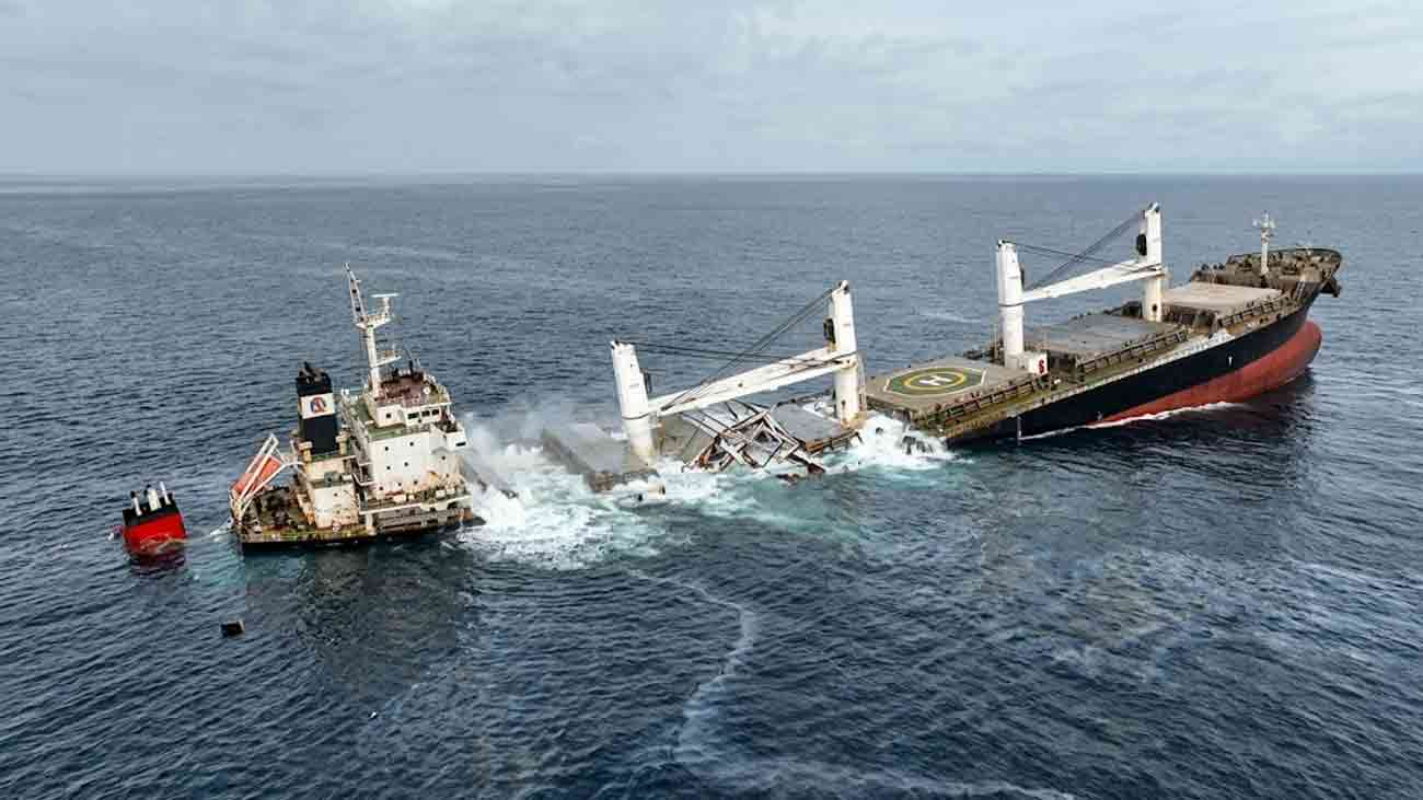 Vietnam Ship Sinks in South China Sea