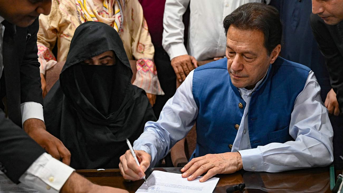 بانی پاکستان تحریک انصاف (پی ٹی آئی) و سابق وزیراعظم عمران خان اور ان کی اہلیہ و سابق خاتون اول بشریٰ بی بی کی ملاقات کروا دی گئی۔