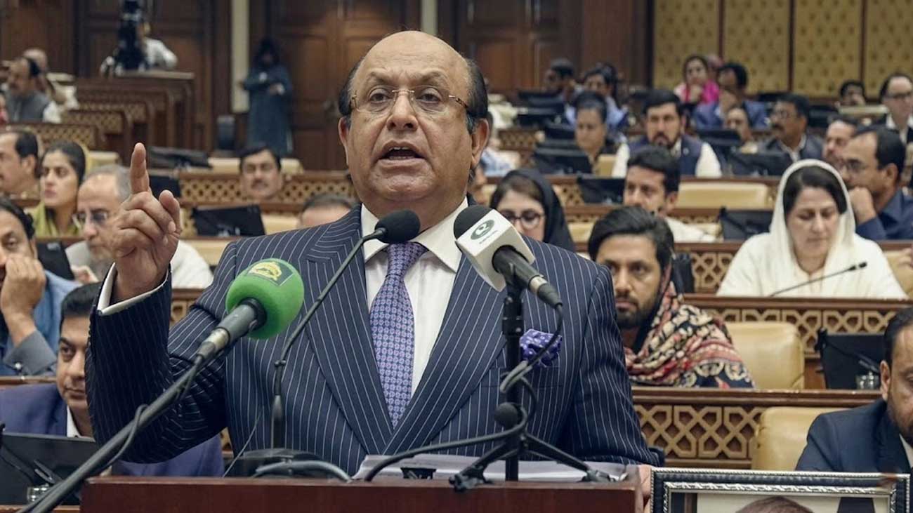 پنجاب اسمبلی میں وزیر خزانہ میاں مجتبیٰ شجاع الرحمان نے مالی سال 27-2026 کا 5 ہزار 903 ارب روپے حجم کا بجٹ ایوان میں پیش کر دیا۔