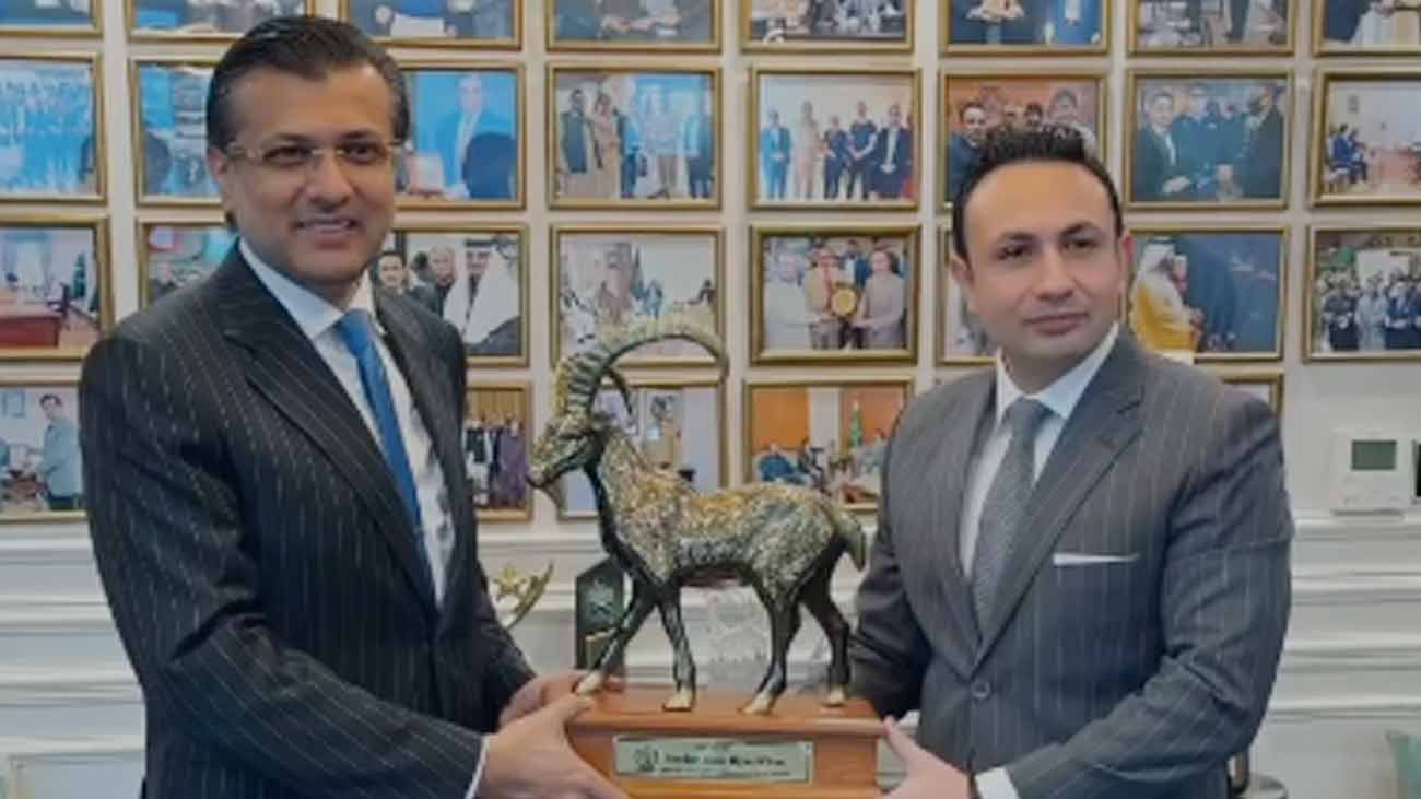 علی ڈار سے وزیراعظم کے مشیرِ سیاحت کی ملاقات، تعاون پر اتفاق