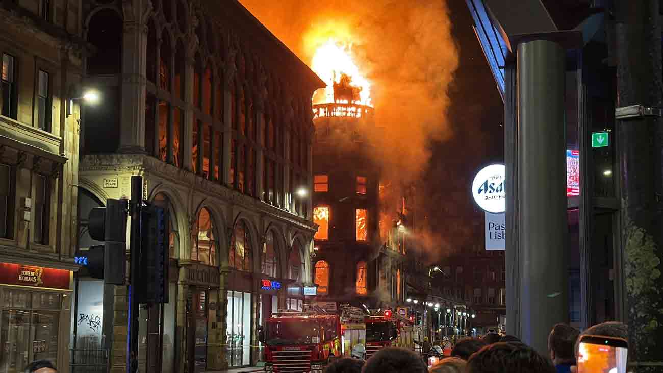 ریلوے اسٹیشن کے قریب خوفناک آتشزدگی، ٹرینیں بند