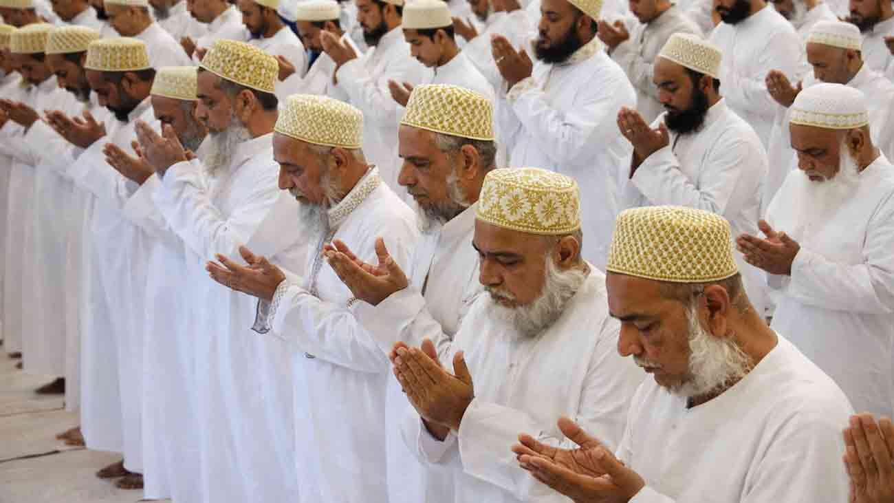 کراچی میں بوہری برادری نے عید الفطر کی نماز پڑھ لی