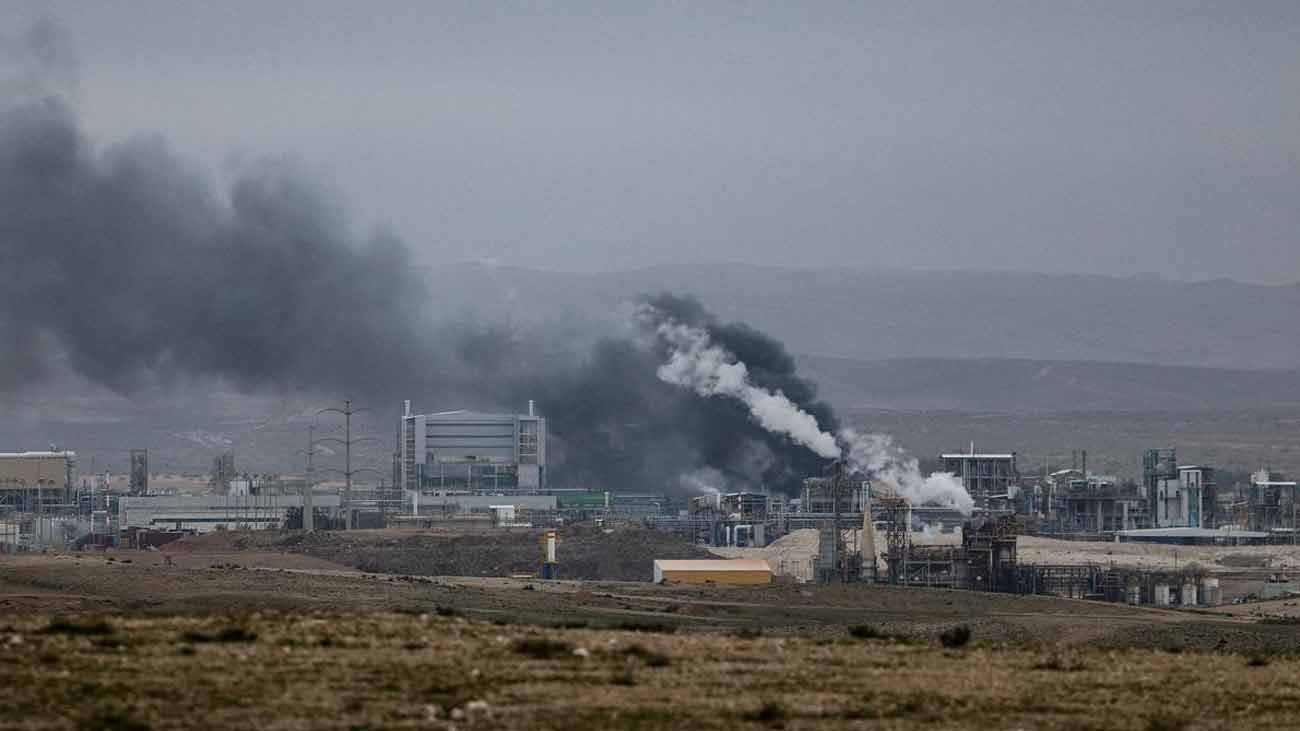 ایران کی پاسداران انقلاب نے اسرائیلی شہر تل ابیب میں کیمیکل پلانٹ پر میزائل حملہ کیا جس کے بعد شہر میں ہنگامی صورتحال نافذ کر دی گئی۔