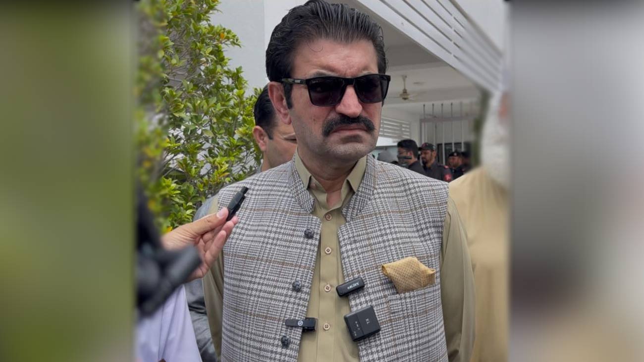 سابق رہنما پاکستان تحریک انصاف و رکن قومی اسمبلی شیر افضل مروت نے پی ٹی آئی کی موجودہ قیادت پر تنقیدی نشتر چلا دیے۔